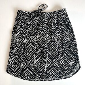 Cute black and white skirt for golf or casual everyday wear. Side pockets Size S